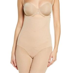 HONEYLOVE SUPER POWER SHORTS
Size Small. New with tags.